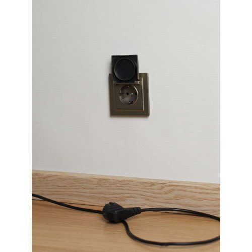 BRITE Розетка 1-местная с заземлением с защитными шторками и крышкой 16А IP44 РСбш10-3-44-БрШ шампань IEK