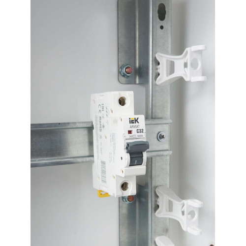 ARMAT Автоматический выключатель M06N 1P C 32А IEK