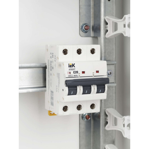 ARMAT Автоматический выключатель M06N 3P C 20А IEK