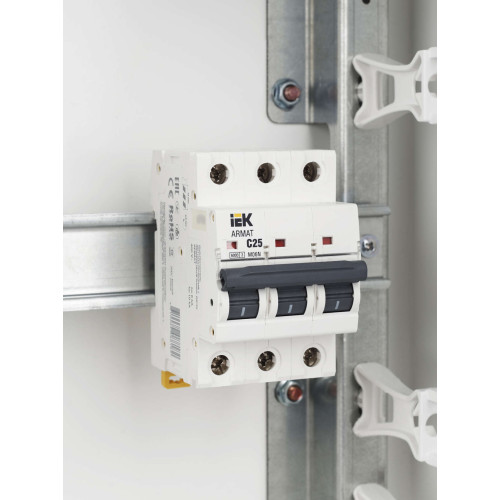 ARMAT Автоматический выключатель M06N 3P C 25А IEK