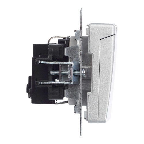 BRITE Розетка 1-местная с заземлением с защитными шторками и крышкой 16А IP20 РСбш10-3-БрА алюминий IEK