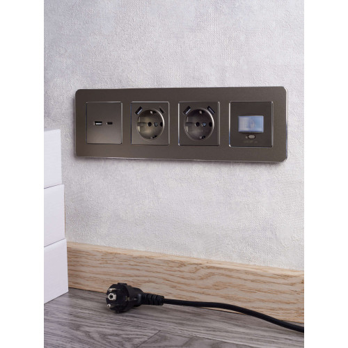 BRITE Розетка 1-местная с заземлением с защитными шторками 16А с USB A+C 18Вт РЮш11-1-БрШ шампань IEK