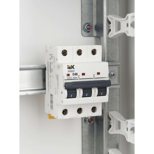 ARMAT Автоматический выключатель M06N 3P C 40А IEK
