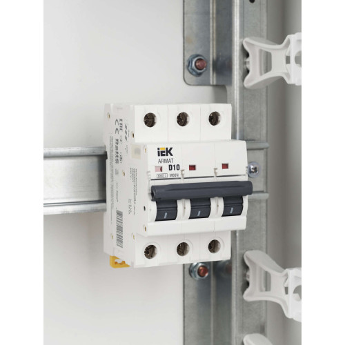 ARMAT Автоматический выключатель M06N 3P D 10А IEK