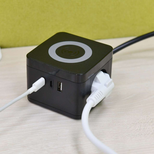 DOMINIC Удлинитель с беспроводной зарядкой 10Вт У02К 2 места 2P+PE 1,3м 3х1,0мм2 16А/250В USB A+C черный IEK DOMINIC Удлинитель с беспроводной зарядкой 10Вт У02К 2 места 2P+PE 1,3м 3х1,0мм2 16А/250В USB A+C черный IEK