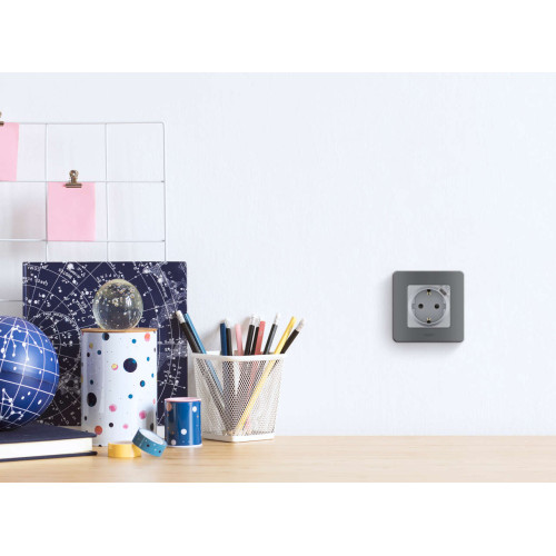 INSPIRIA Розетка 1-местная с заземлением с защитными шторками 16А с USB C 5В безвинтовое крепление алюминий