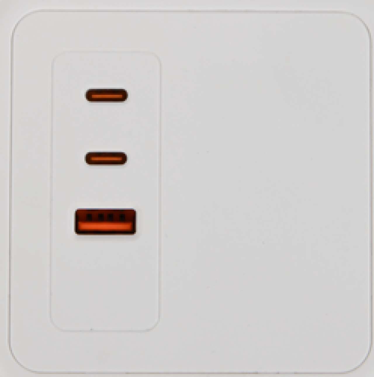 Разъемы USB-A и USB-C для быстрой зарядки разных устройств