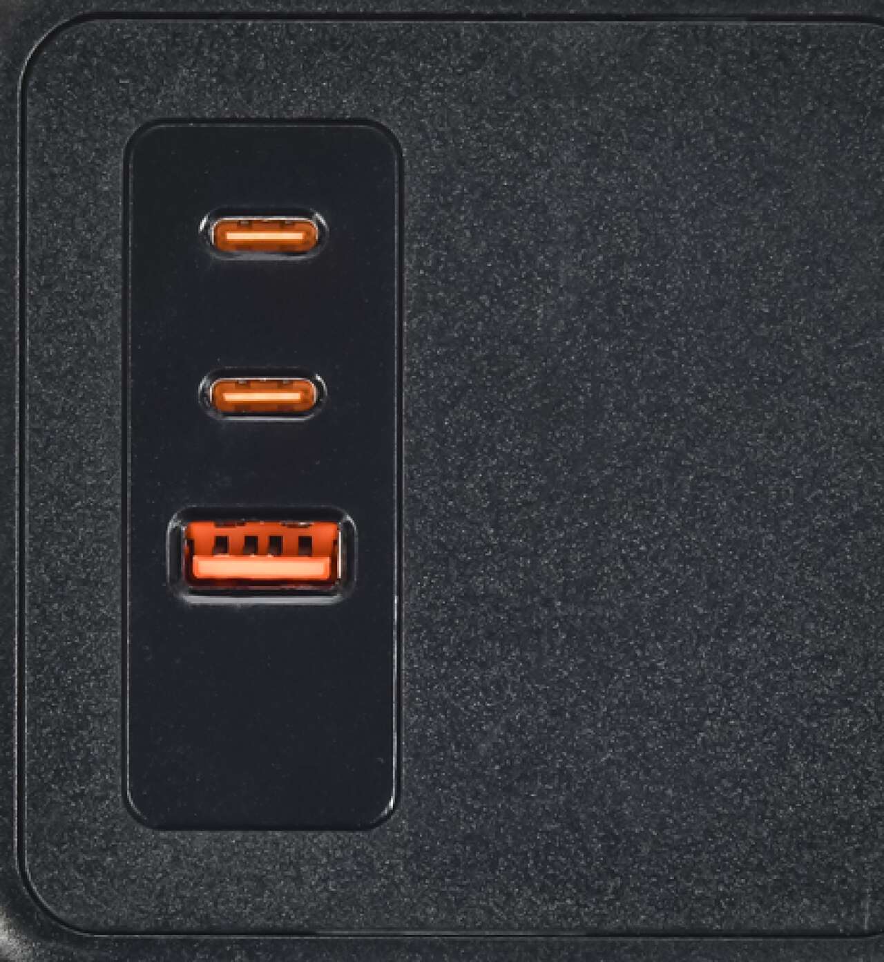 Разъемы USB-A и USB-C для быстрой зарядки разных устройств