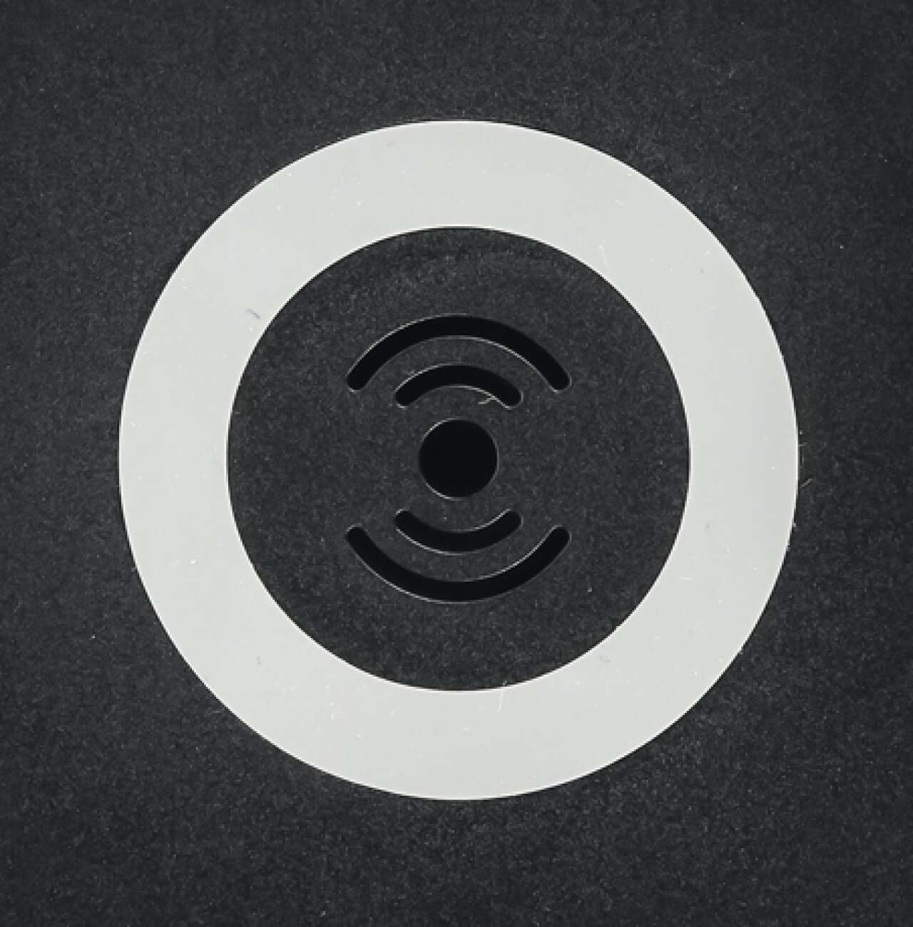 Силиконовое кольцо удерживает гаджет на месте во время зарядки