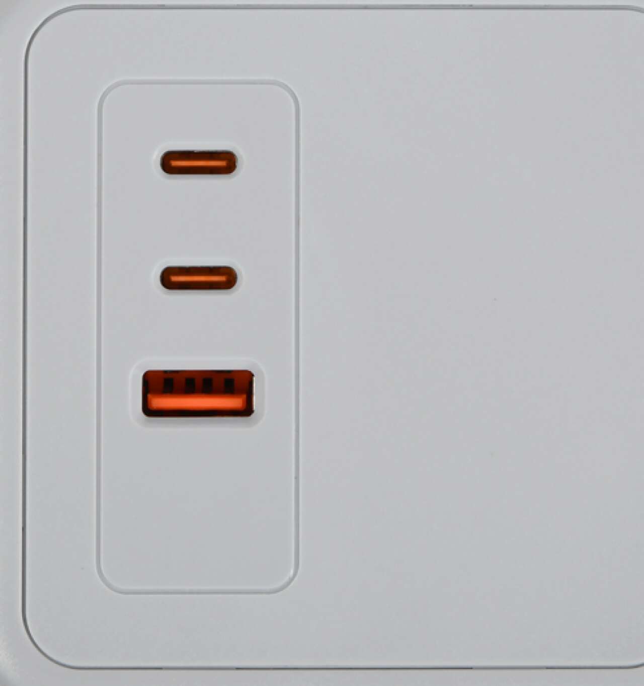 Разъемы USB-A и USB-C для быстрой зарядки разных устройств