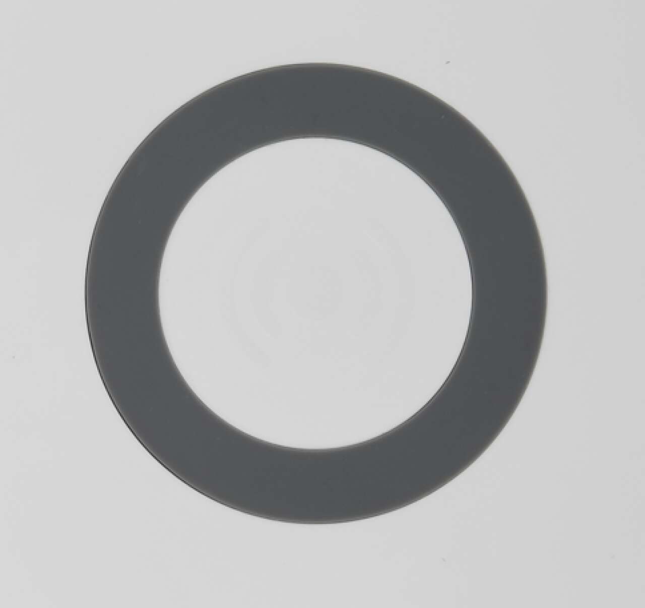 Силиконовое кольцо удерживает гаджет на месте во время зарядки